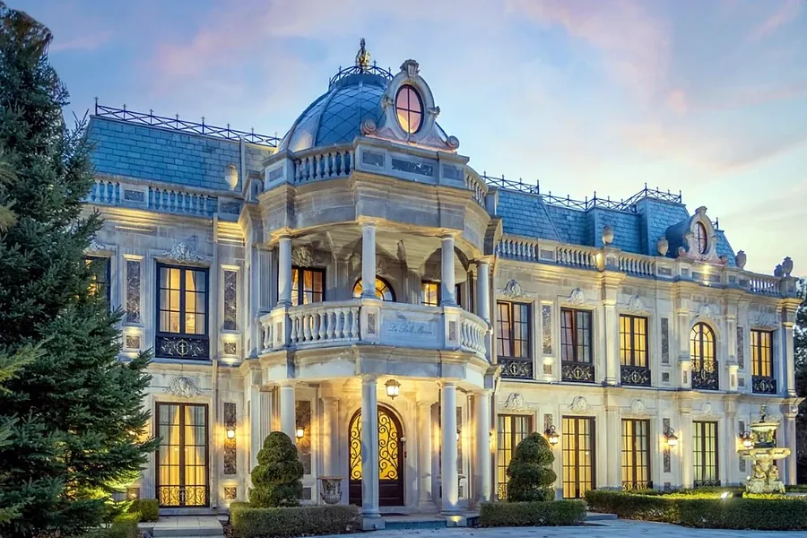 La Belle Mansion at dusk