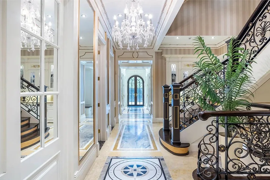 La Belle Mansion hallway
